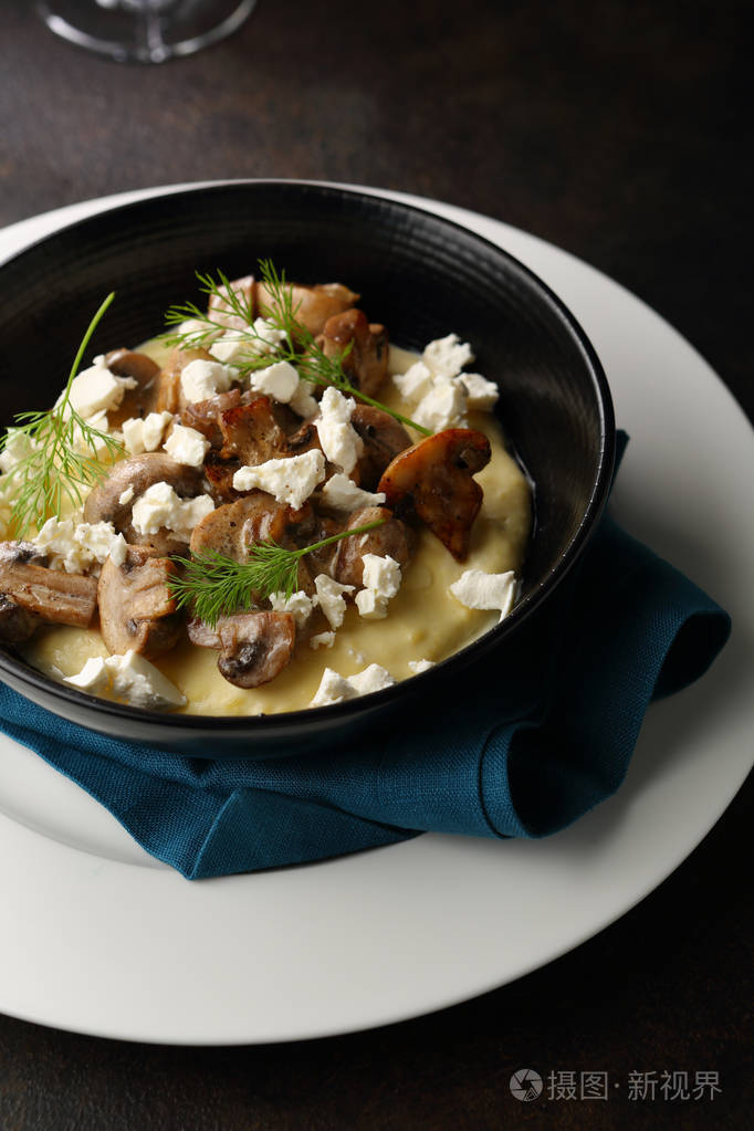 乌克兰菜巴诺什与蘑菇