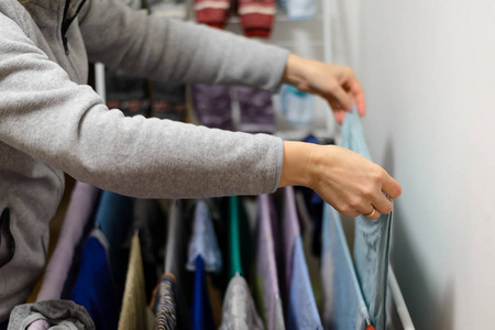 女人把衣服挂在家里晾干照片