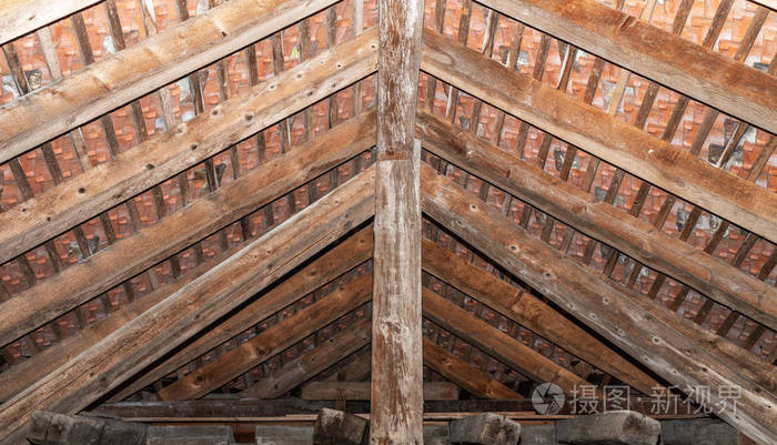 充满活力的彩色木制内部的旧废弃的房子. 木制横梁