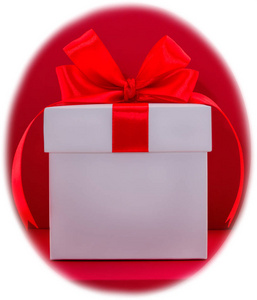 白色礼品盒，红色色带与红色背景隔离