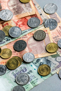 印度货币和硬币的特写。