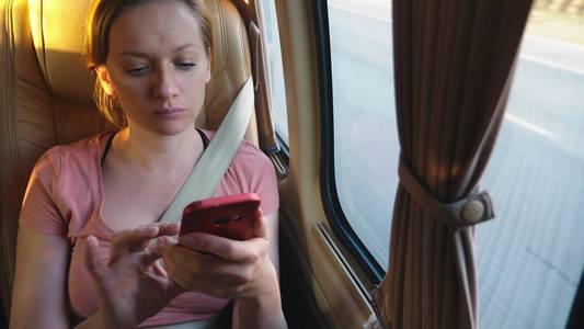疲惫的女人用手机坐公交车图片