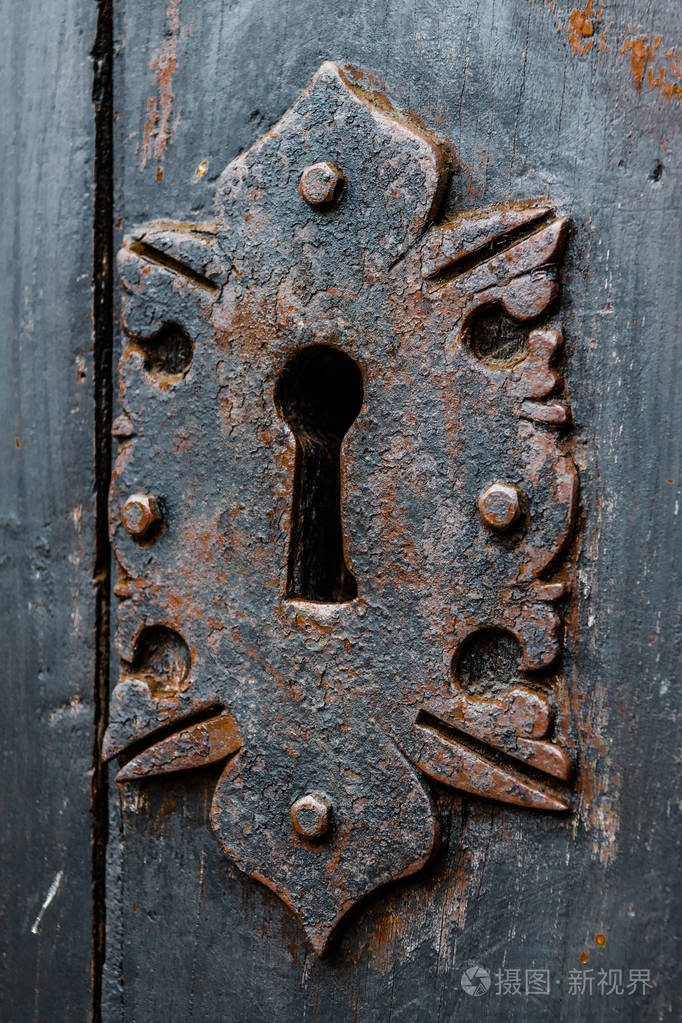 利马市中心中世纪修道院老门上的钥匙孔.