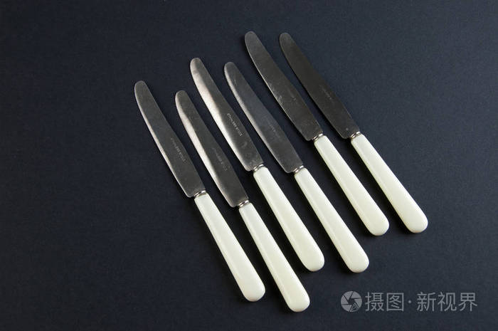 黑色背景上的六把老式刀复制文本空间