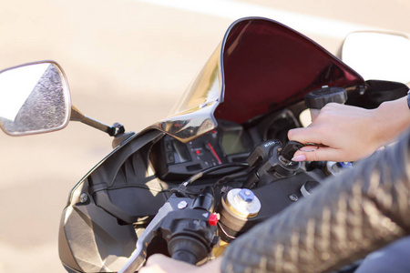 城市背景摩托车启动踏板野生猫科动物手动启动摩托车,骑自行车的人