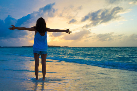 女人在海滩上放松。 在天堂度假。 海洋海滩放松旅行马尔代夫群岛