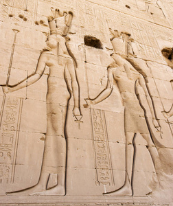 雕刻在墙上的埃及人物特写