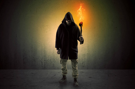 人在空的空间里行走, 燃烧着火炬照片