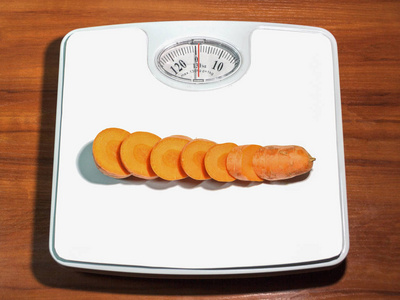 在鳞片上切割胡萝卜以测量人的体重