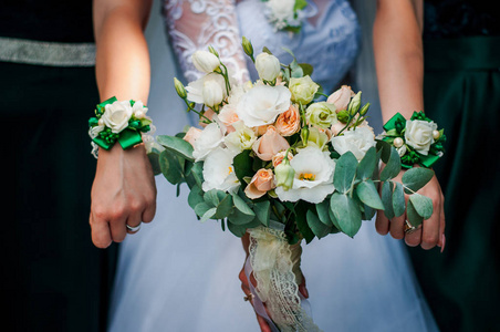 新娘手中的婚礼花束