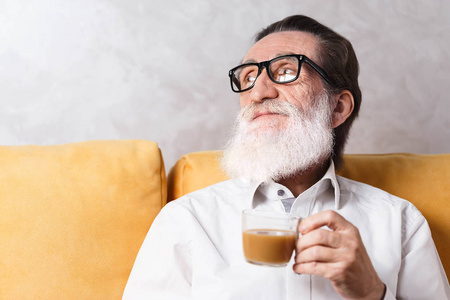 迷人的老人喝咖啡