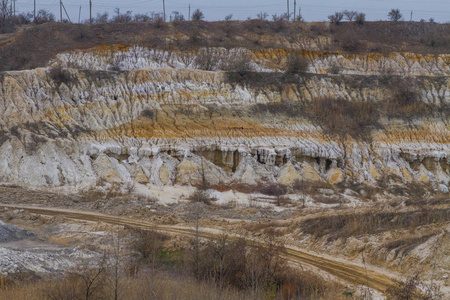 塔夫里亚草原的粘土采石场。 乌克兰扎波罗热地区。 2018年11月