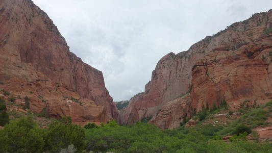 可怕的自然山景，多云的天空