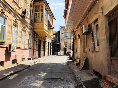 格鲁吉亚第比利斯2018年7月10日 格鲁吉亚第比利斯古城的房屋和狭窄街道