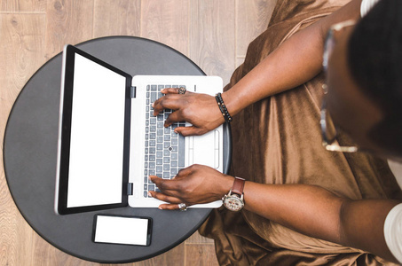 年轻的非洲裔美国商人远程在家工作的笔记本电脑