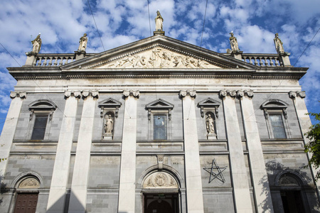 爱尔兰共和国历史名城沃特福德最神圣三位一体大教堂令人印象深刻的外观。