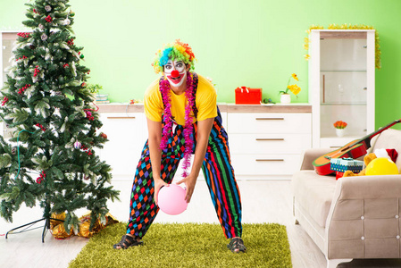有趣的小丑在圣诞节庆祝概念