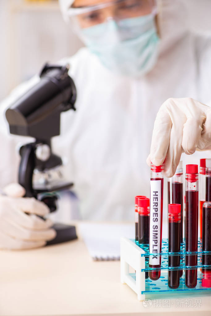 年轻英俊的实验室助理在医院检测血液样本