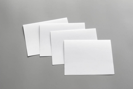 空白肖像模拟纸。 小册子杂志孤立于灰色多变的背景白纸上孤立于灰色