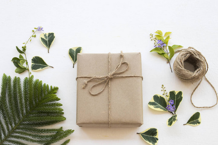 圣诞节和新年节日特别礼品盒，背景白色带串叶
