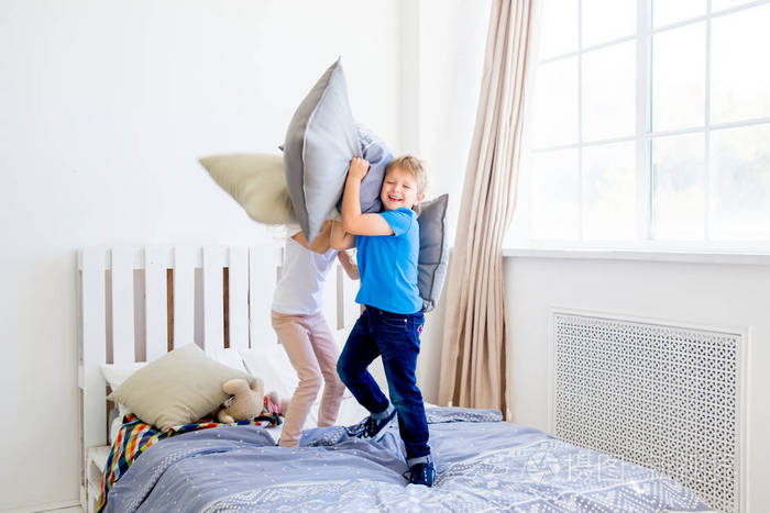 两个孩子一起玩在家里弄得一团糟