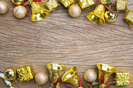 圣诞节背景金钟和装饰在木桌上作为背景，从顶部的视图和空间为您的文本。 圣诞节背景壁纸或促销网页横幅广告销售报价。