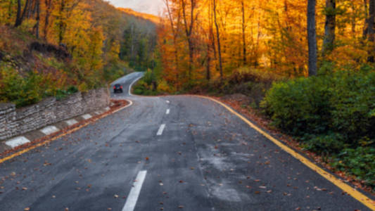 五彩缤纷的秋山林中蜿蜒曲折的道路