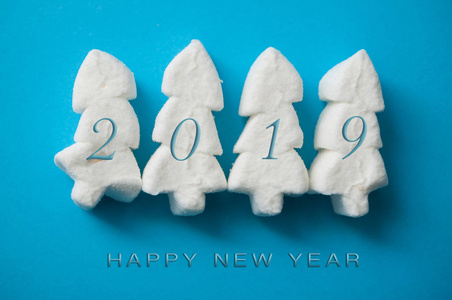 2019年贺卡与白色棉花糖的形状冷杉蓝底白色棉花糖的形状冷杉蓝底