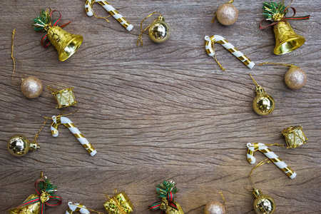 圣诞节背景金钟和装饰在木桌上作为背景，从顶部的视图和空间为您的文本。 圣诞节背景壁纸或促销网页横幅广告销售报价。