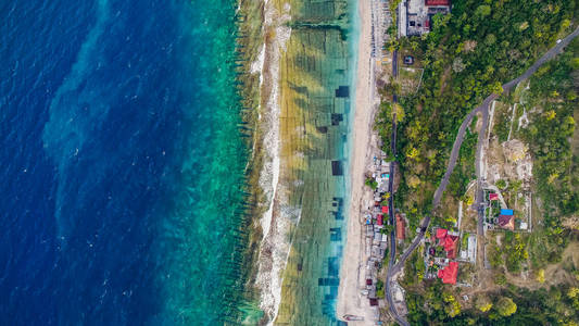 冲浪者在海浪上的日落, 顶视图