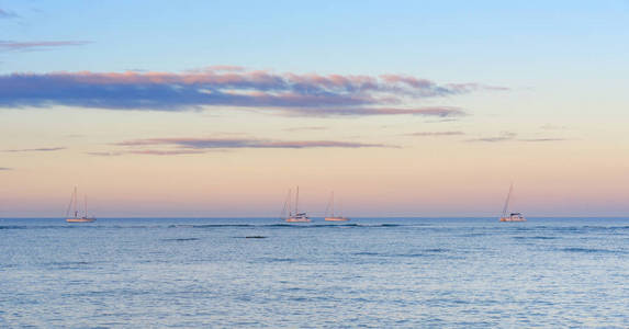 斐济海岸日出时的帆船