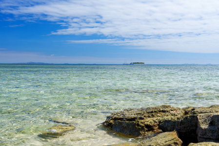 斐济群岛上的绿松石海水