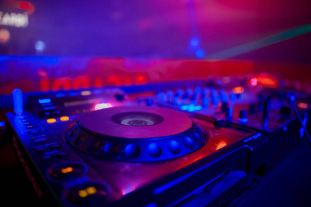 dj在夜店的派对特写镜头中播放曲目照片