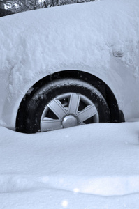 汽车车轮在雪地里作为冬天的象征