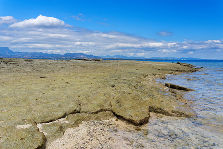 斐济海岸外的岩石海滩