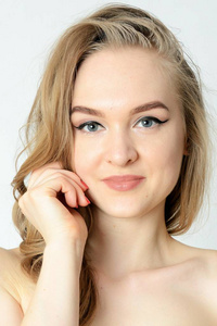 来自乌克兰的年轻女性模特。 在有白色背景的工作室里做的肖像。