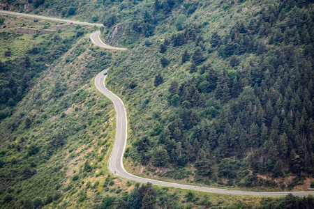 从比利牛斯山脉的高山通道俯瞰蜿蜒的道路