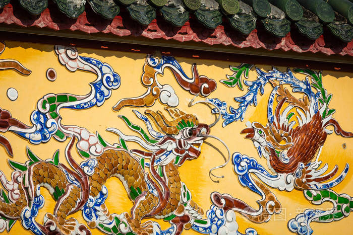 龙装饰. 越南色调的阮朝皇家宫殿. 联合国教科文组织世界遗产地.