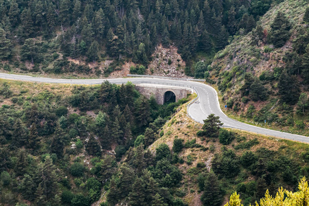 从比利牛斯山脉的高山通道俯瞰蜿蜒的道路