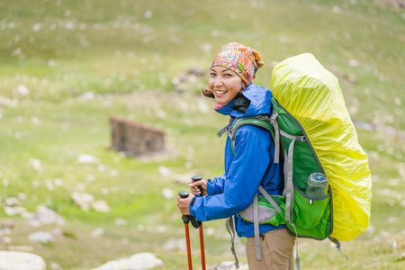 快乐的女人徒步旅行在安德拉和西班牙的比利牛斯山。 北欧步行娱乐和徒步旅行沿G R11小径