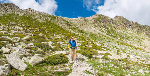 快乐的女人徒步旅行在安德拉和西班牙的比利牛斯山。 北欧步行娱乐和徒步旅行沿G R11小径