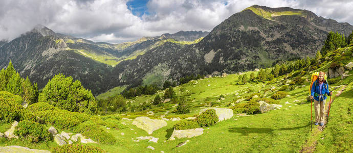 快乐的女人徒步旅行在安德拉和西班牙的比利牛斯山。 北欧步行娱乐和徒步旅行沿G R11小径