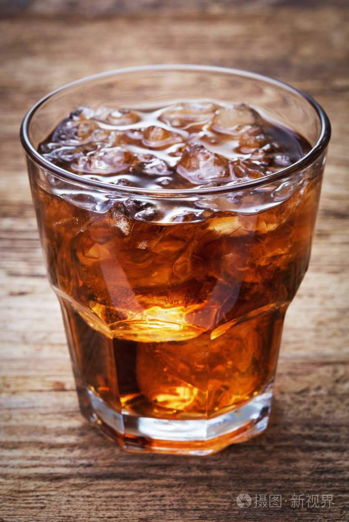 glass的可乐加冰