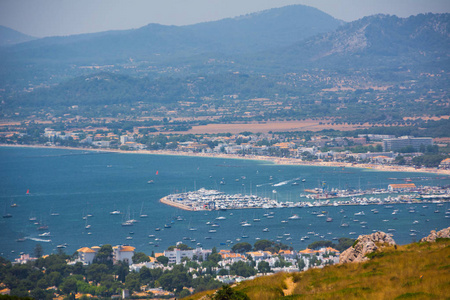 西班牙波伦萨马洛卡港2013年7月19日从佛门托角俯瞰城市游艇海滩街道酒店。