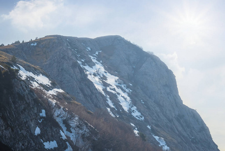 在阳光下特写山脊