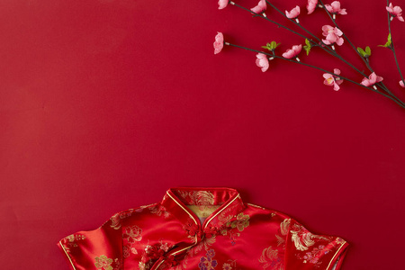装饰设计中国新年2019红色背景。 祝福文字意味着快乐健康和财富。 为即将到来的中国新年致以最良好的祝愿和好运。 平躺着