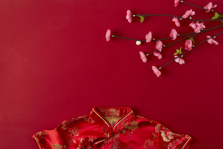 装饰设计中国新年2019红色背景。 祝福文字意味着快乐健康和财富。 为即将到来的中国新年致以最良好的祝愿和好运。 平躺着