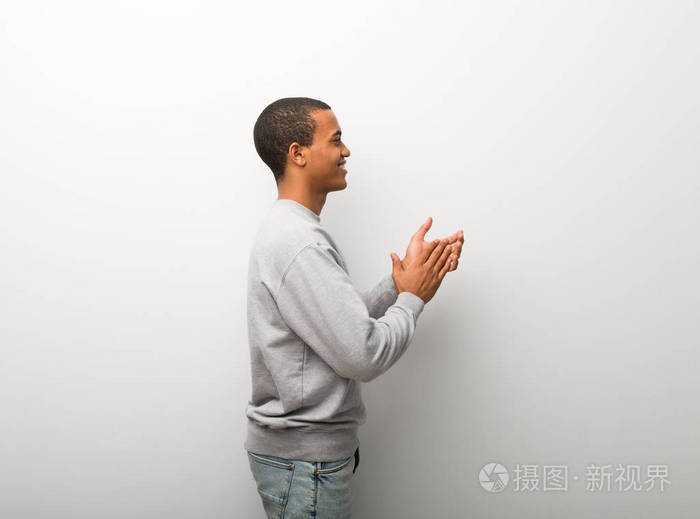 美国黑人男子在白墙背景鼓掌后,在会议上的介绍