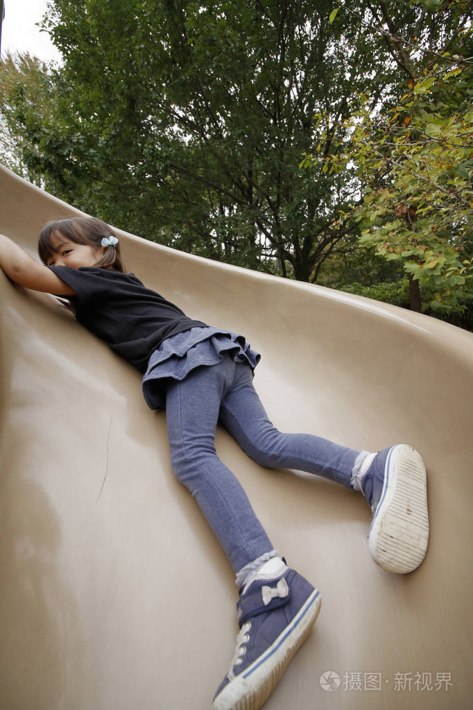 滑梯上的日本女孩3岁