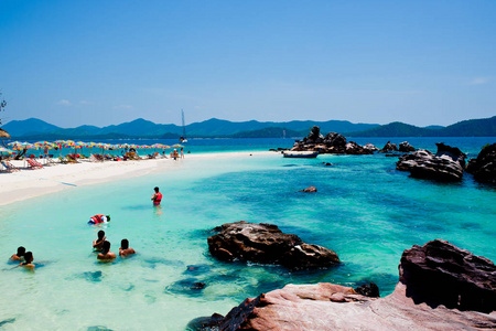 热带白色沙滩是最蓝的天空。 泰国普吉岛